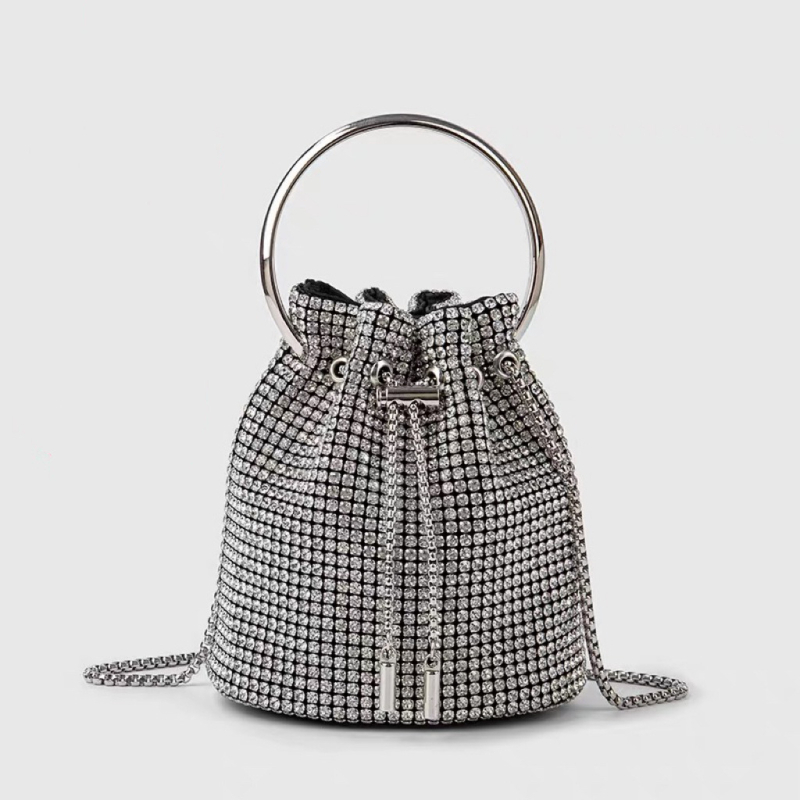 Rhinestone bucket torba – cilindrični oblik, otvaranje šniranjem, najlonska podstava, gradski stil