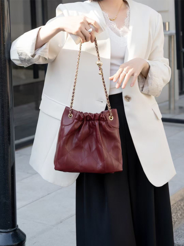 Geantă Bucket Quilt cu lanț (pielea de vită de nivel secund, închidere magnetică, căptușeală poliester, buzunar intern cu fermoar)