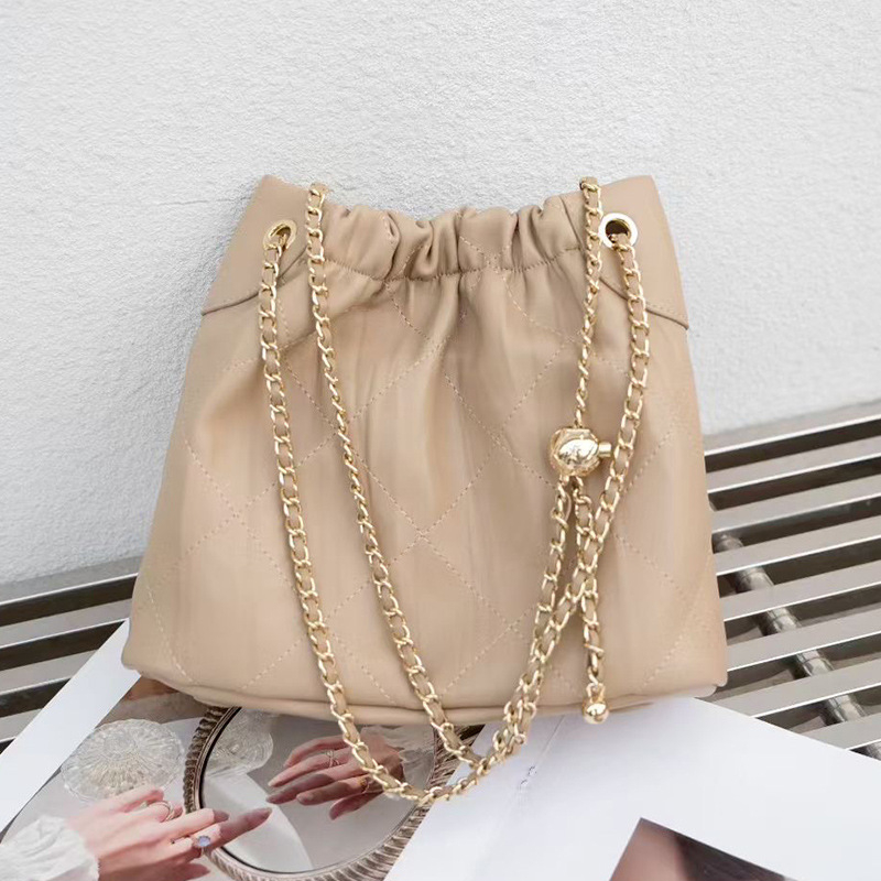 Geantă Bucket Quilt cu lanț (pielea de vită de nivel secund, închidere magnetică, căptușeală poliester, buzunar intern cu fermoar)