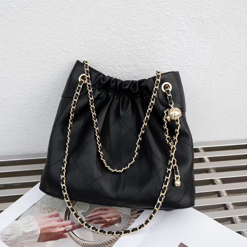 Geantă Bucket Quilt cu lanț (pielea de vită de nivel secund, închidere magnetică, căptușeală poliester, buzunar intern cu fermoar)