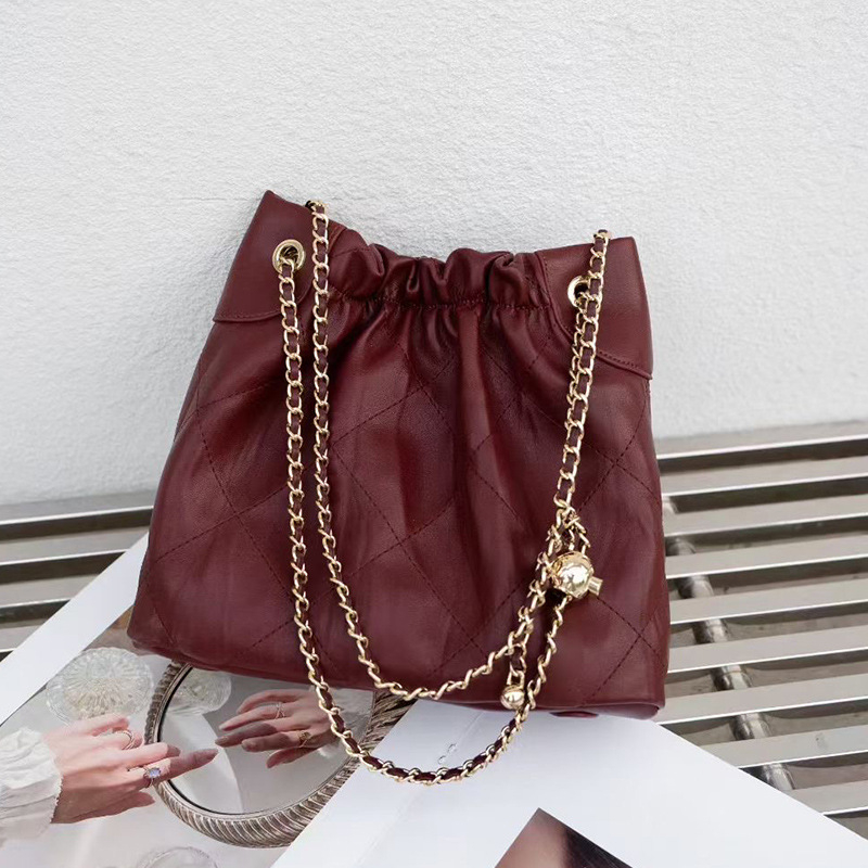 Geantă Bucket Quilt cu lanț (pielea de vită de nivel secund, închidere magnetică, căptușeală poliester, buzunar intern cu fermoar)