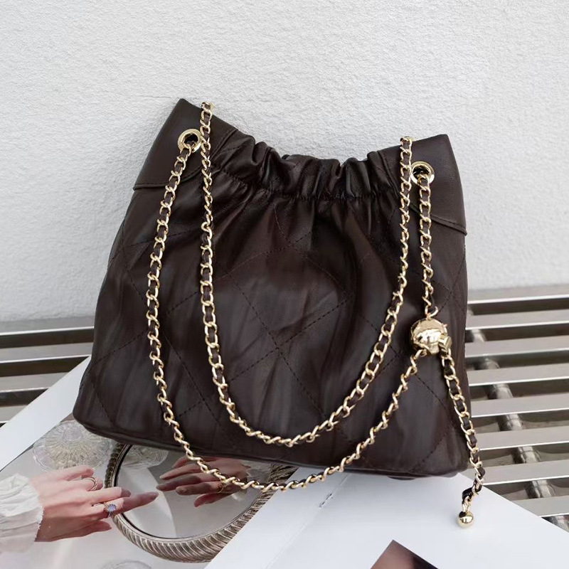 Geantă Bucket Quilt cu lanț (pielea de vită de nivel secund, închidere magnetică, căptușeală poliester, buzunar intern cu fermoar)