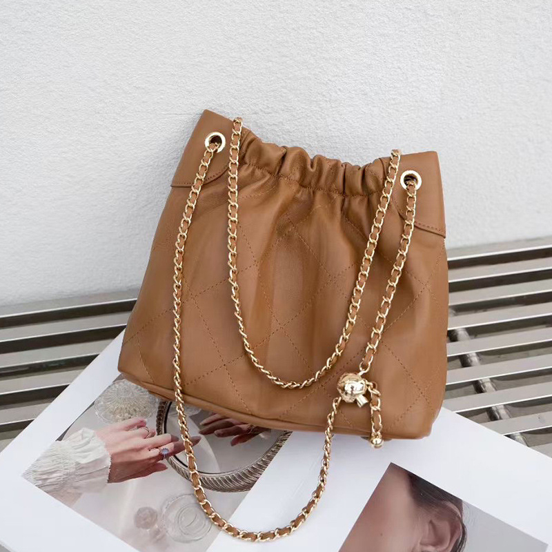 Geantă Bucket Quilt cu lanț (pielea de vită de nivel secund, închidere magnetică, căptușeală poliester, buzunar intern cu fermoar)