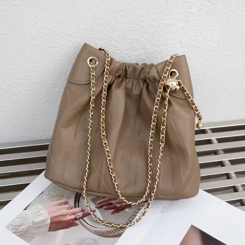 Geantă Bucket Quilt cu lanț (pielea de vită de nivel secund, închidere magnetică, căptușeală poliester, buzunar intern cu fermoar)