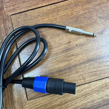 Cablu audio B02 – nichelat; miez din cupru acoperit cu aluminiu; conductor din cupru acoperit cu aluminiu; destinat dispozitivelor digitale; greutate 380 g