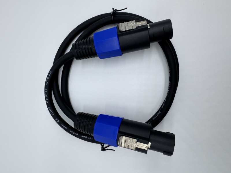 Cablu audio B02 – nichelat; miez din cupru acoperit cu aluminiu; conductor din cupru acoperit cu aluminiu; destinat dispozitivelor digitale; greutate 380 g