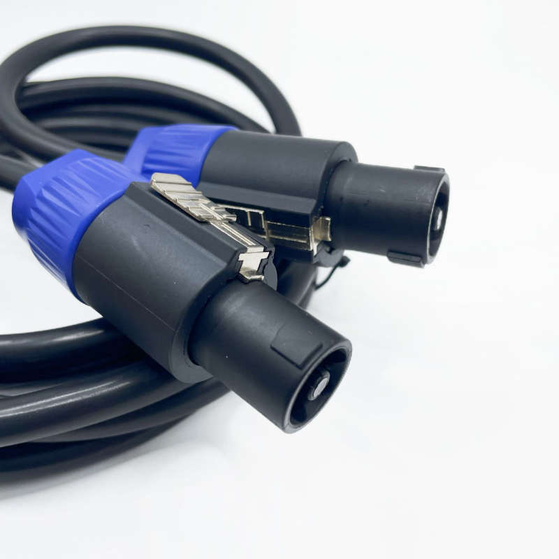 Cablu audio B02 – nichelat; miez din cupru acoperit cu aluminiu; conductor din cupru acoperit cu aluminiu; destinat dispozitivelor digitale; greutate 380 g