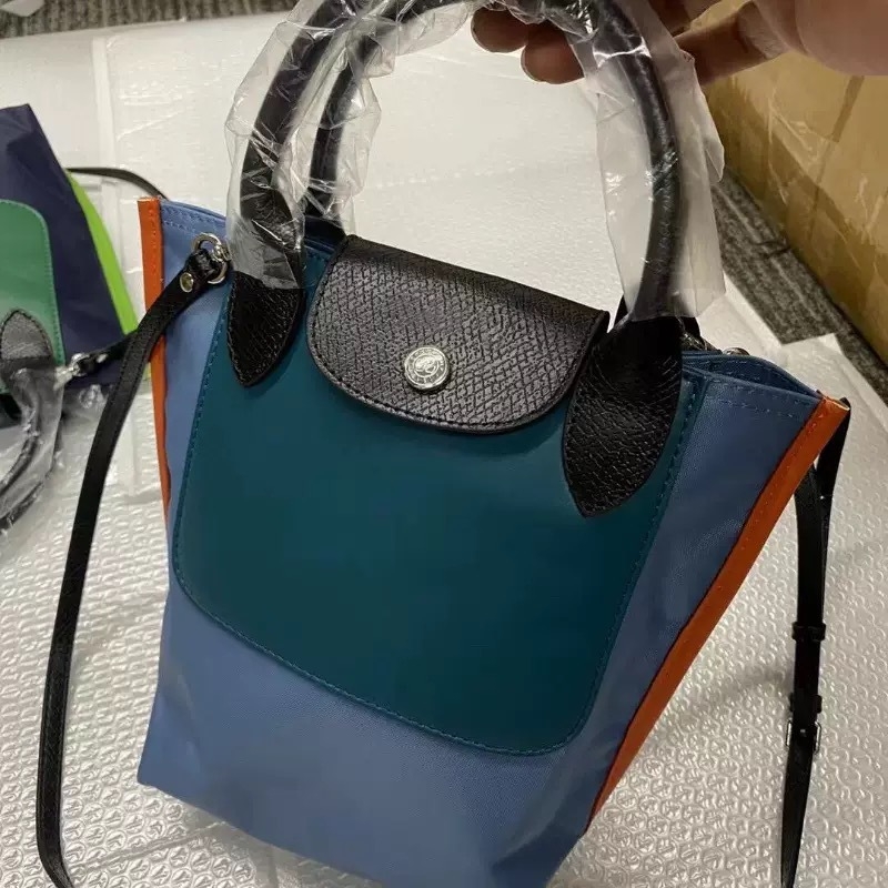 Bucket torba od PU kože, gradski stil, zatvaranje na zip, uspravni kvadratni oblik