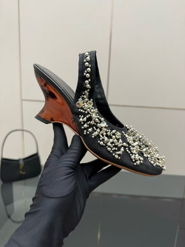 Клиновани сандали с мънисти и мрежеста горна част, квадратен нос, кожена подметка, задна каишка