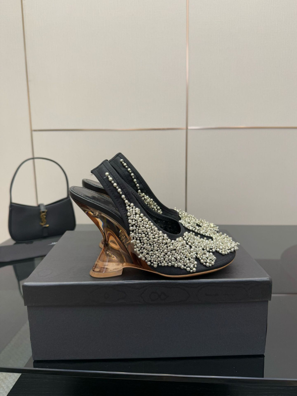 Клиновани сандали с мънисти и мрежеста горна част, квадратен нос, кожена подметка, задна каишка