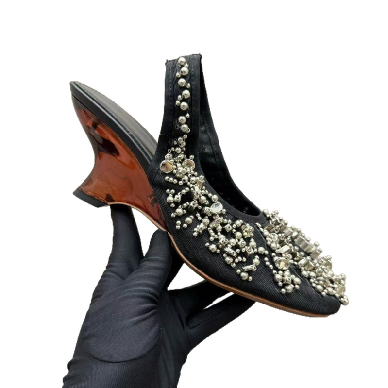 Клиновани сандали с мънисти и мрежеста горна част, квадратен нос, кожена подметка, задна каишка