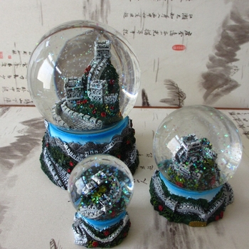 Miniatúrna krajinka s krištáľovou guľou a Veľkou Čínskou stenou — syntetická živica, značka Jiahua, kategória Stavebníctvo, vhodný darček ako turistická pamiatka alebo absolventský.