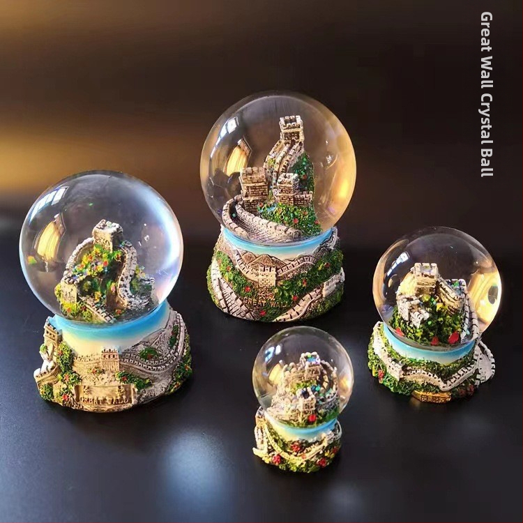 Miniatúrna krajinka s krištáľovou guľou a Veľkou Čínskou stenou — syntetická živica, značka Jiahua, kategória Stavebníctvo, vhodný darček ako turistická pamiatka alebo absolventský.