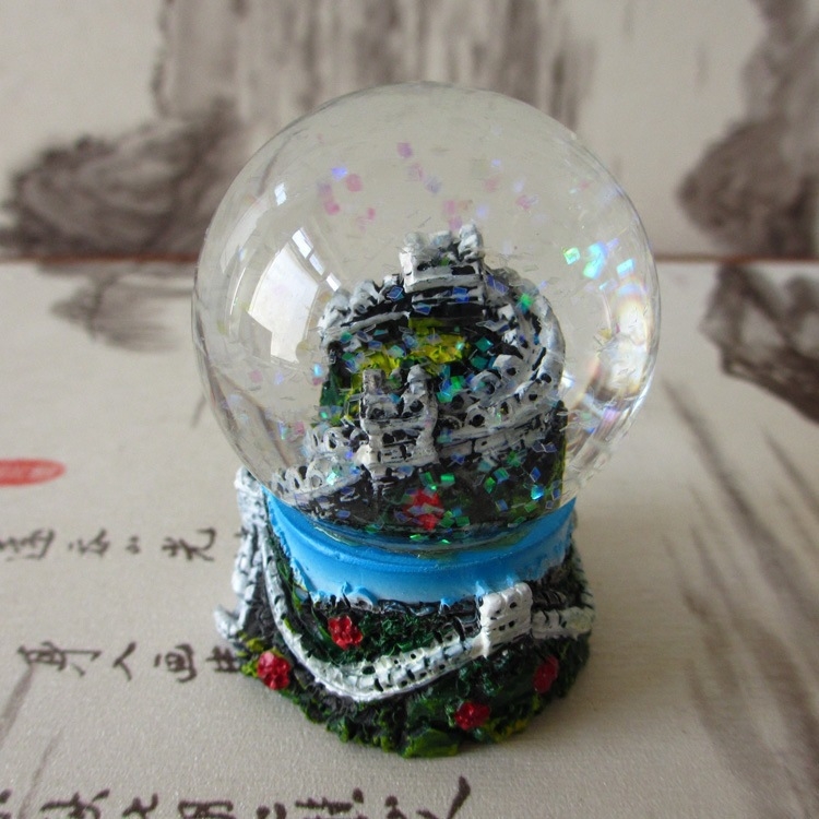 Miniatúrna krajinka s krištáľovou guľou a Veľkou Čínskou stenou — syntetická živica, značka Jiahua, kategória Stavebníctvo, vhodný darček ako turistická pamiatka alebo absolventský.