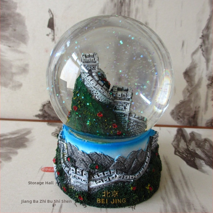 Miniatúrna krajinka s krištáľovou guľou a Veľkou Čínskou stenou — syntetická živica, značka Jiahua, kategória Stavebníctvo, vhodný darček ako turistická pamiatka alebo absolventský.