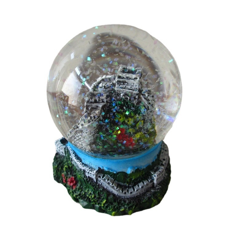 Miniatúrna krajinka s krištáľovou guľou a Veľkou Čínskou stenou — syntetická živica, značka Jiahua, kategória Stavebníctvo, vhodný darček ako turistická pamiatka alebo absolventský.