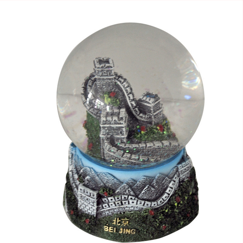 Miniatúrna krajinka s krištáľovou guľou a Veľkou Čínskou stenou — syntetická živica, značka Jiahua, kategória Stavebníctvo, vhodný darček ako turistická pamiatka alebo absolventský.