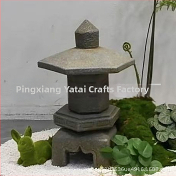 Kamenný lampión na záhradu v japonskom štýle z živice (Materiál: Živica; Štýl: Zen; Kategória: Socha; Balenie: Obyčajné balenie)