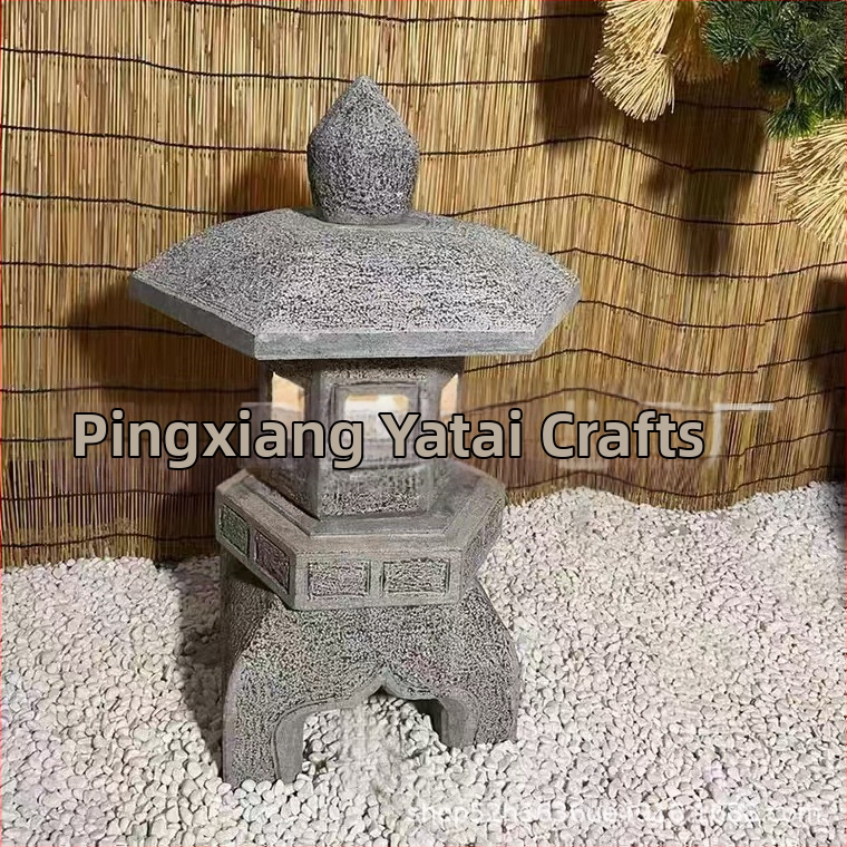 Kamenný lampión na záhradu v japonskom štýle z živice (Materiál: Živica; Štýl: Zen; Kategória: Socha; Balenie: Obyčajné balenie)