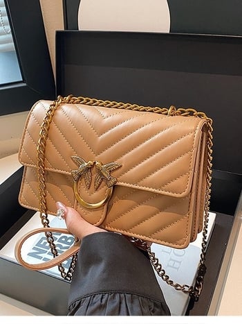 Prešívaná štvorcová kabelka s reťazou – PU koža, horizontálny štvorcový tvar, magnetické zapínanie, vnútorná laminovaná kapsa na zips, polyesterová podšívka