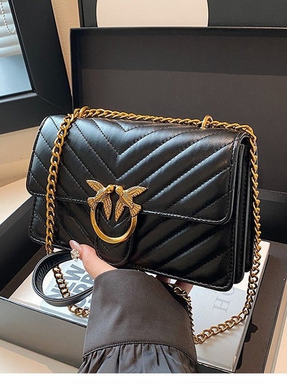 Prešívaná štvorcová kabelka s reťazou – PU koža, horizontálny štvorcový tvar, magnetické zapínanie, vnútorná laminovaná kapsa na zips, polyesterová podšívka