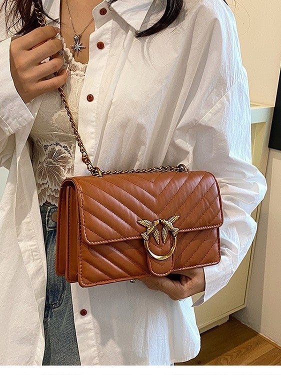 Prešívaná štvorcová kabelka s reťazou – PU koža, horizontálny štvorcový tvar, magnetické zapínanie, vnútorná laminovaná kapsa na zips, polyesterová podšívka