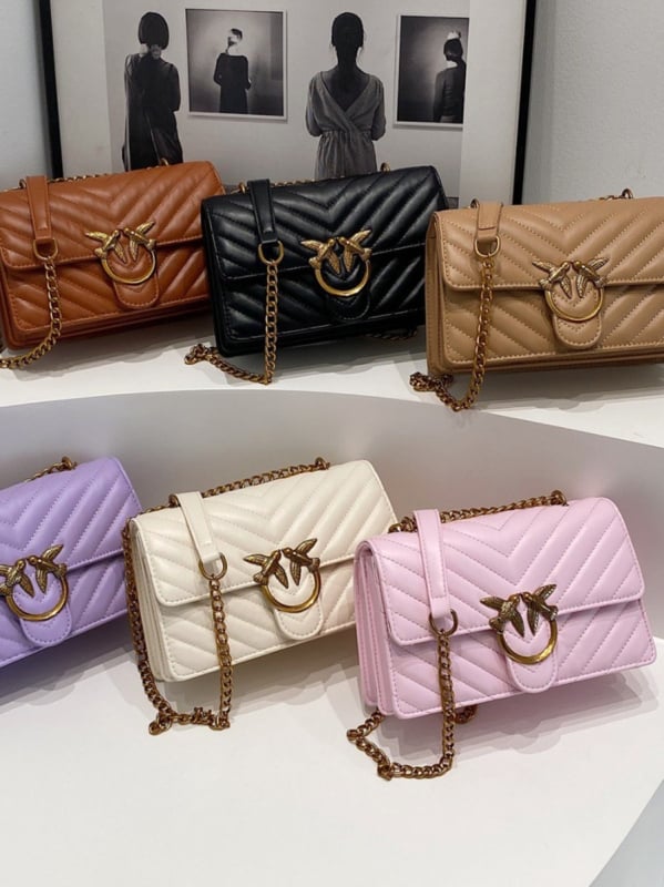 Prešívaná štvorcová kabelka s reťazou – PU koža, horizontálny štvorcový tvar, magnetické zapínanie, vnútorná laminovaná kapsa na zips, polyesterová podšívka