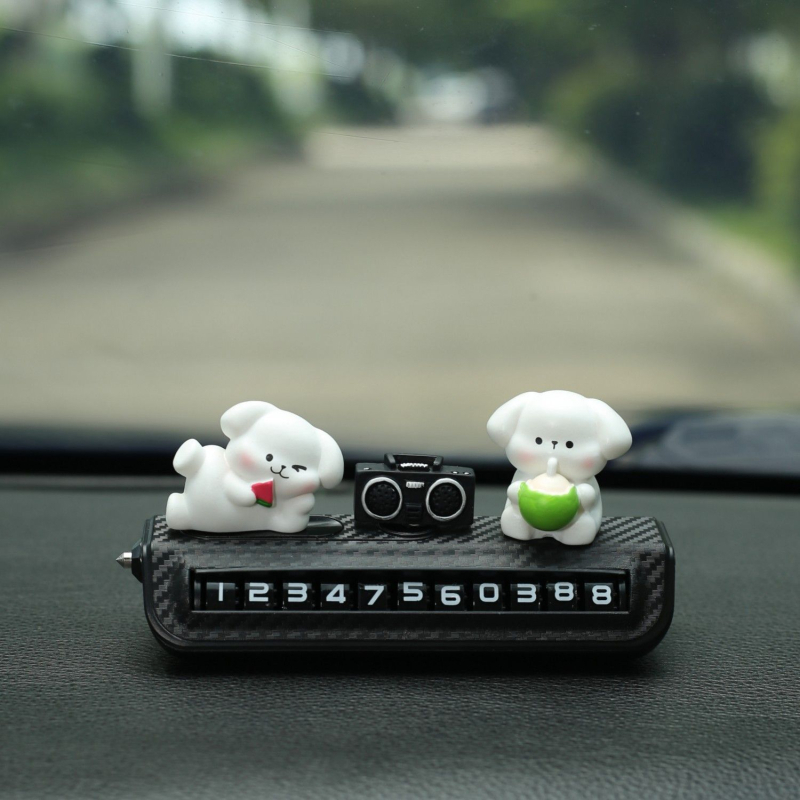 Elektronická plastová ozdoba na auto s dočasnou poznávacou tabuľou a bezpečnostným kladivom