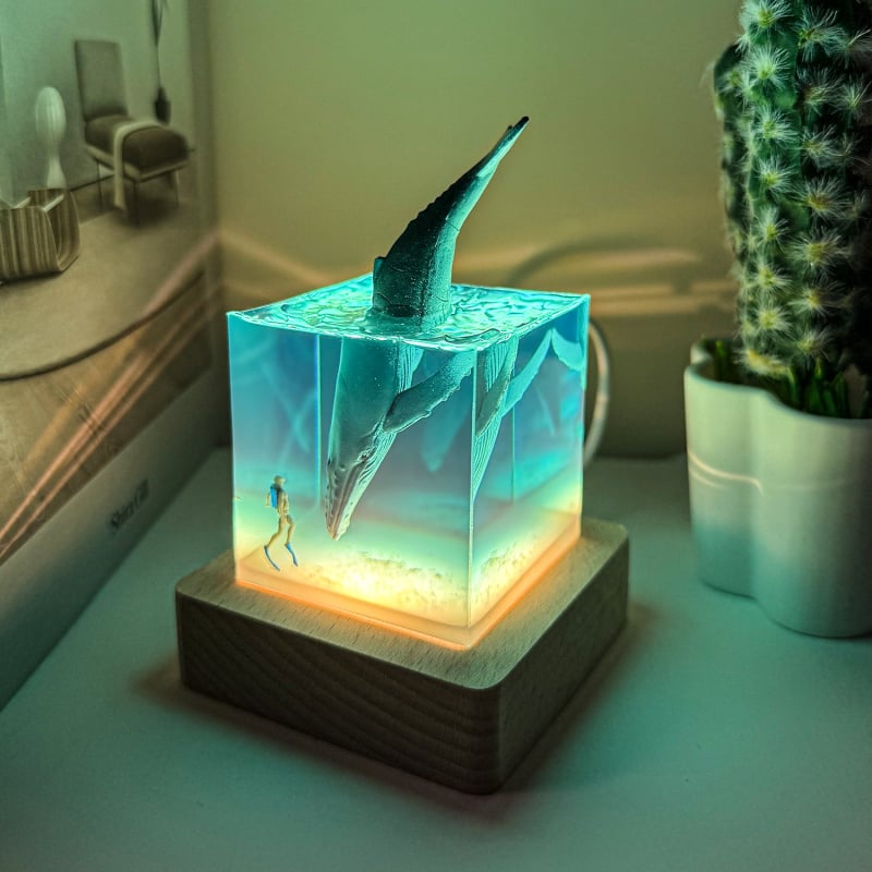 Epoxigyanta éjszakai lámpa tengeri cet motívummal, modern minimalist design asztali dekoráció