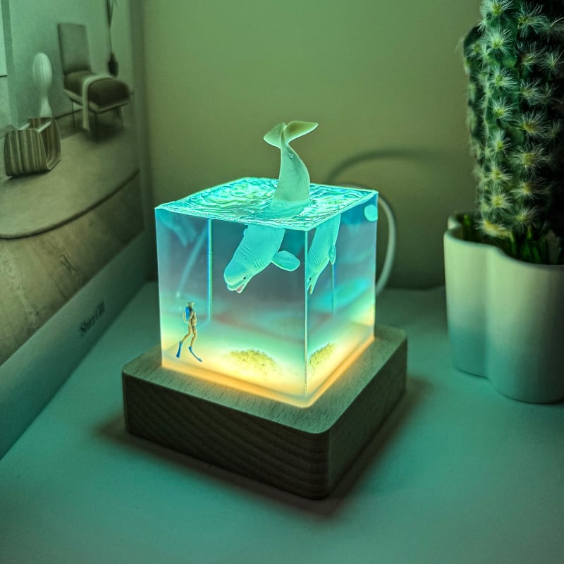 Epoxigyanta éjszakai lámpa tengeri cet motívummal, modern minimalist design asztali dekoráció