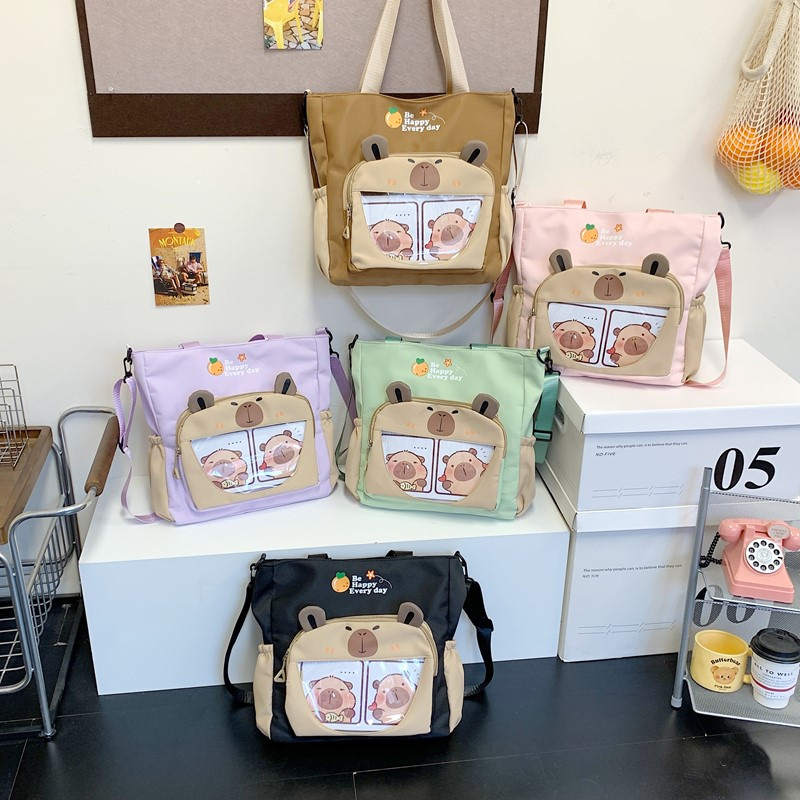 Capybara Oxford anyagból készült vízálló oldaltáska általános iskolás lányoknak, állatmintás, poliészter bélés, ősz 2025