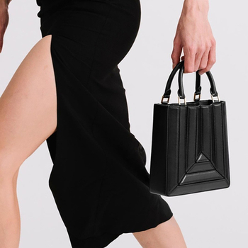 Ženska crossbody torbica, PVC materijal, vertikalni kvadratni oblik, zatvarač na zatvaranje, unutarnja pretinica za telefon, poliester podstava