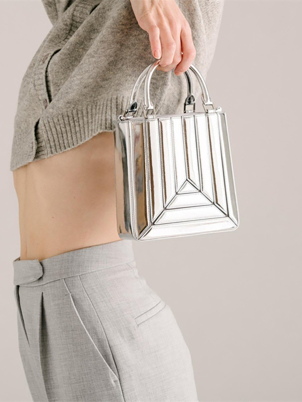 Ženska crossbody torbica, PVC materijal, vertikalni kvadratni oblik, zatvarač na zatvaranje, unutarnja pretinica za telefon, poliester podstava