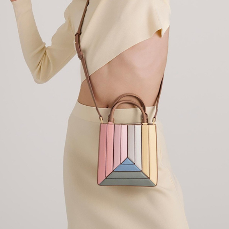Ženska crossbody torbica, PVC materijal, vertikalni kvadratni oblik, zatvarač na zatvaranje, unutarnja pretinica za telefon, poliester podstava