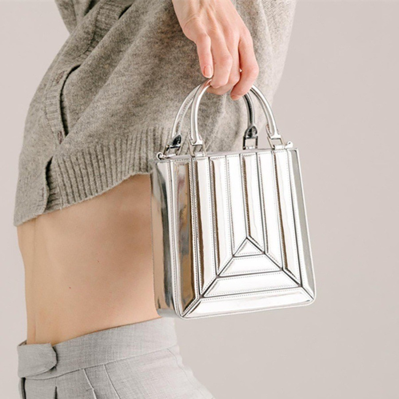Ženska crossbody torbica, PVC materijal, vertikalni kvadratni oblik, zatvarač na zatvaranje, unutarnja pretinica za telefon, poliester podstava