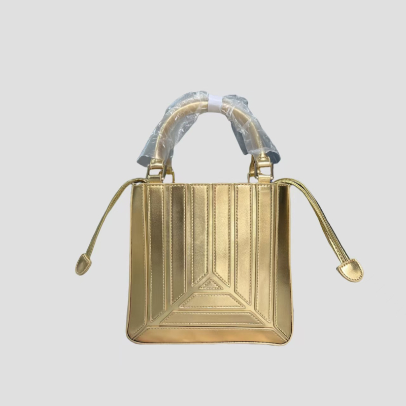 Ženska crossbody torbica, PVC materijal, vertikalni kvadratni oblik, zatvarač na zatvaranje, unutarnja pretinica za telefon, poliester podstava