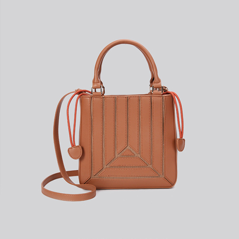 Ženska crossbody torbica, PVC materijal, vertikalni kvadratni oblik, zatvarač na zatvaranje, unutarnja pretinica za telefon, poliester podstava