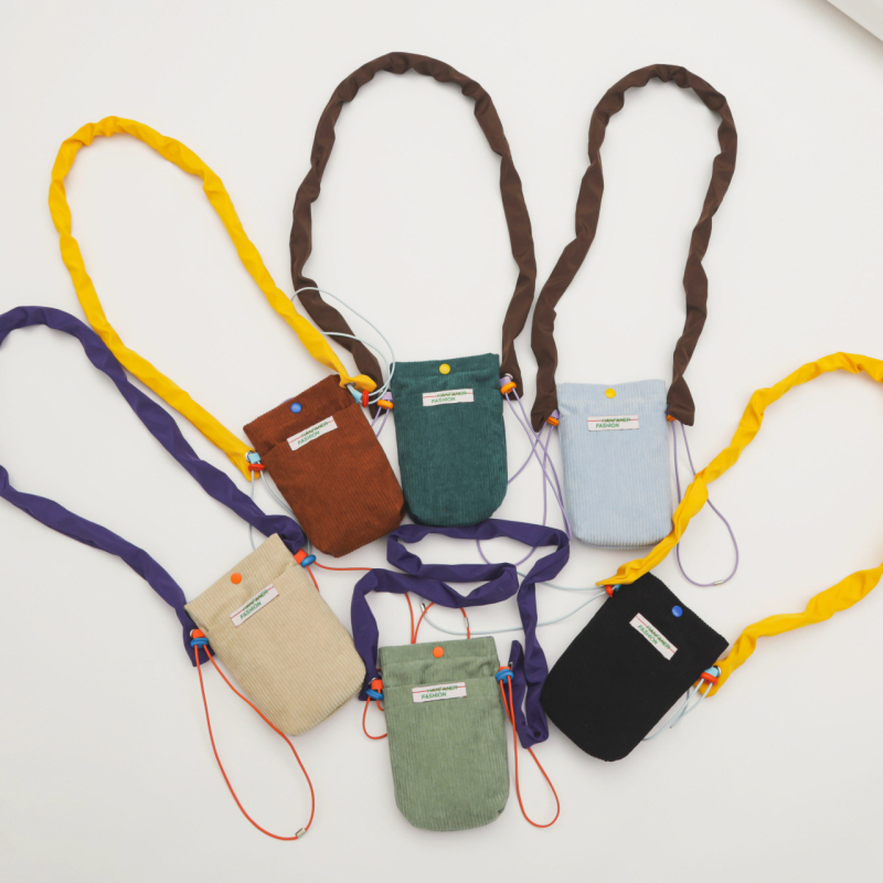 Ulična crossbody torbica od poliestera, vertikalno kvadratni oblik, zatvaranje na kopču, jednostavan naramenica