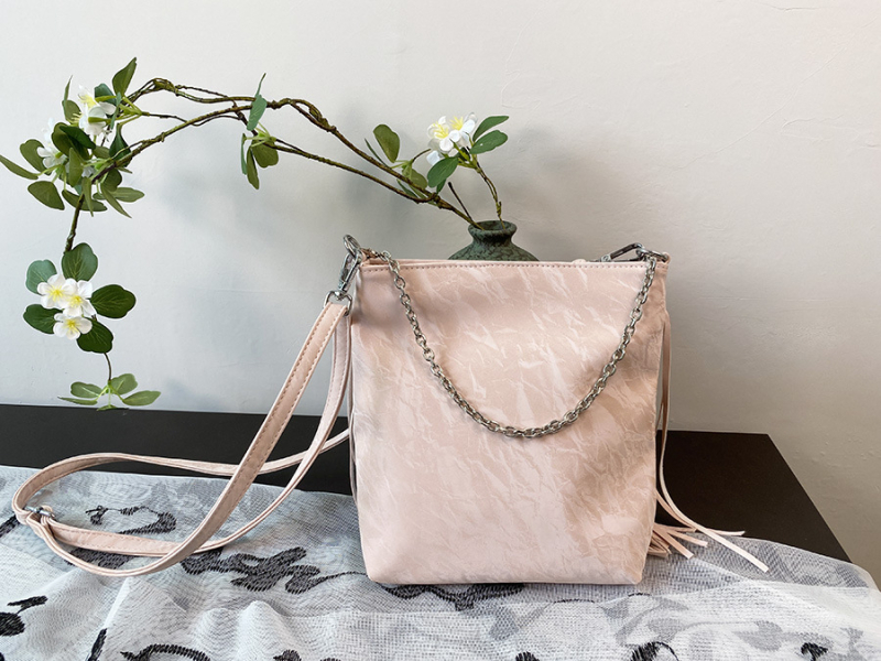 Geantă crossbody în stil național literar-artistic, material PU, formă verticală pătrată, închidere cu magnet, buzunar interior cu fermoar și buzunar pentru telefon