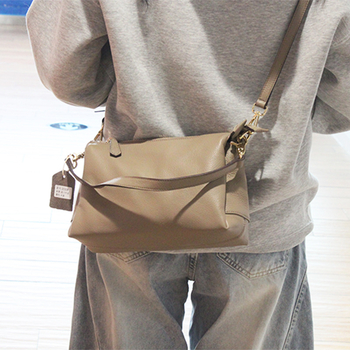 Crossbody torba od prave kože, koža prvog sloja goveđe, vodoravni kvadratni oblik, zatvaranje na zip, unutarnja džep za mobitel, jedna naramenica, gradski minimalistički stil