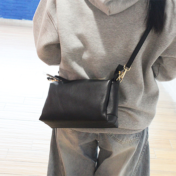 Crossbody torba od prave kože, koža prvog sloja goveđe, vodoravni kvadratni oblik, zatvaranje na zip, unutarnja džep za mobitel, jedna naramenica, gradski minimalistički stil