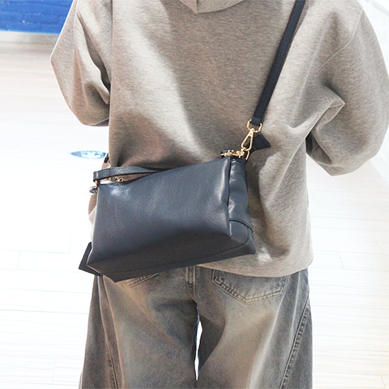 Crossbody torba od prave kože, koža prvog sloja goveđe, vodoravni kvadratni oblik, zatvaranje na zip, unutarnja džep za mobitel, jedna naramenica, gradski minimalistički stil