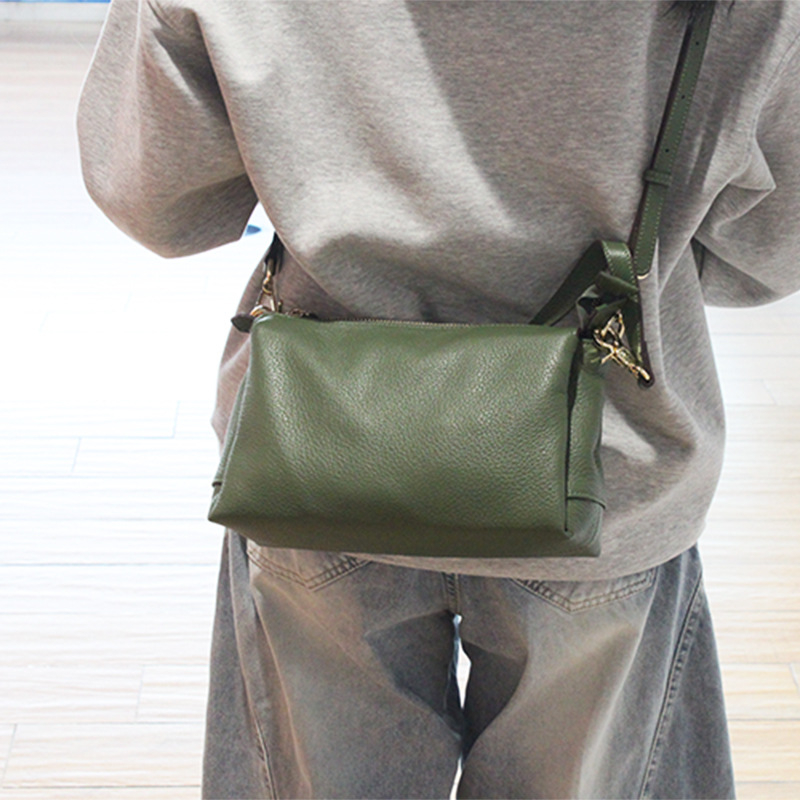 Crossbody torba od prave kože, koža prvog sloja goveđe, vodoravni kvadratni oblik, zatvaranje na zip, unutarnja džep za mobitel, jedna naramenica, gradski minimalistički stil