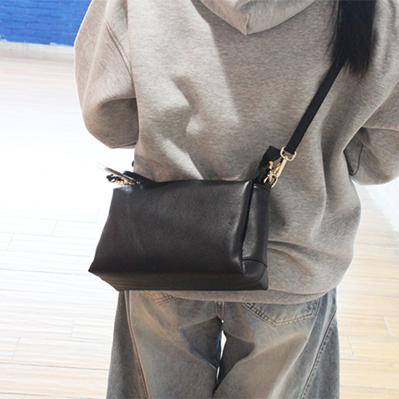 Crossbody torba od prave kože, koža prvog sloja goveđe, vodoravni kvadratni oblik, zatvaranje na zip, unutarnja džep za mobitel, jedna naramenica, gradski minimalistički stil