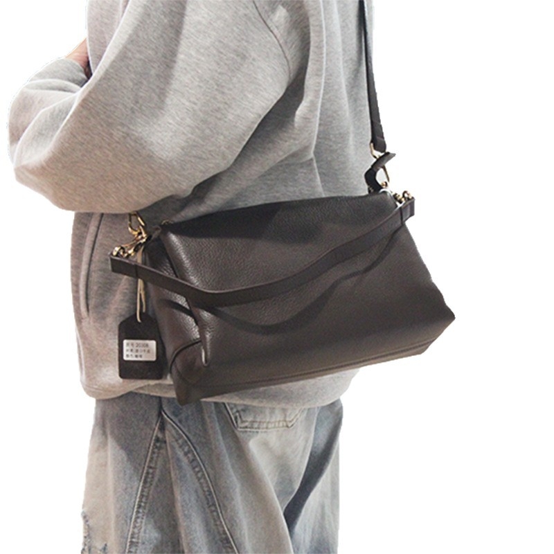 Crossbody torba od prave kože, koža prvog sloja goveđe, vodoravni kvadratni oblik, zatvaranje na zip, unutarnja džep za mobitel, jedna naramenica, gradski minimalistički stil