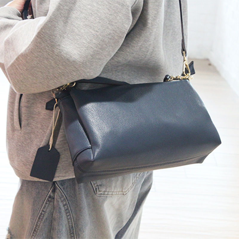 Crossbody torba od prave kože, koža prvog sloja goveđe, vodoravni kvadratni oblik, zatvaranje na zip, unutarnja džep za mobitel, jedna naramenica, gradski minimalistički stil