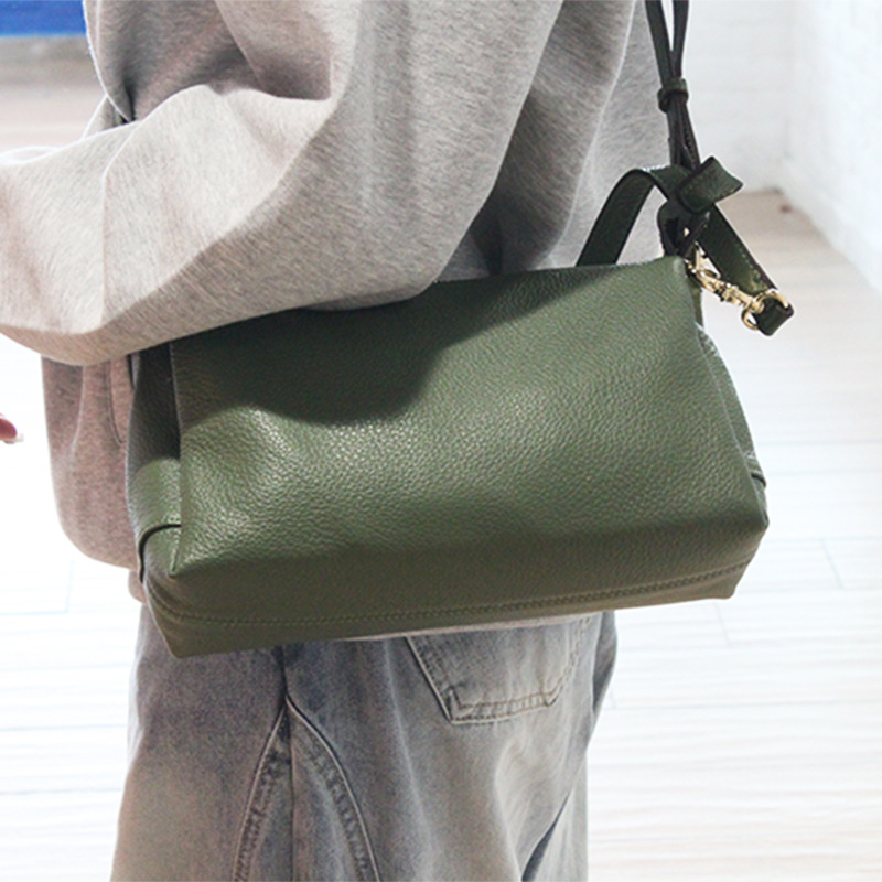 Crossbody torba od prave kože, koža prvog sloja goveđe, vodoravni kvadratni oblik, zatvaranje na zip, unutarnja džep za mobitel, jedna naramenica, gradski minimalistički stil