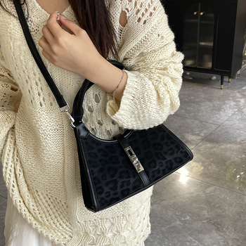 Кроссбоди чанта – PU материал, хоризонтална квадратна форма, заключване, скрит джоб с цип, полиестерна подплата