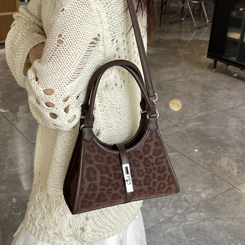 Кроссбоди чанта – PU материал, хоризонтална квадратна форма, заключване, скрит джоб с цип, полиестерна подплата