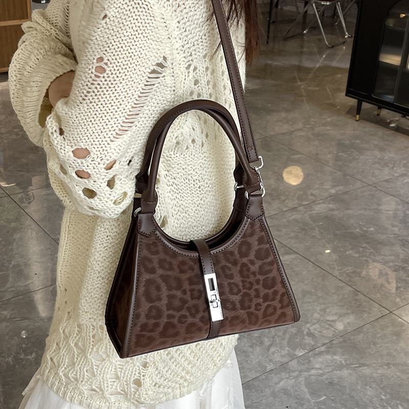 Кроссбоди чанта – PU материал, хоризонтална квадратна форма, заключване, скрит джоб с цип, полиестерна подплата